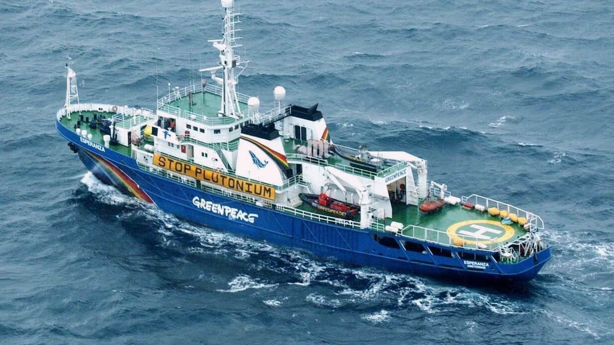 Barco de Greenpeace navegando en alta mar, símbolo de la lucha por la paz y el medio ambiente