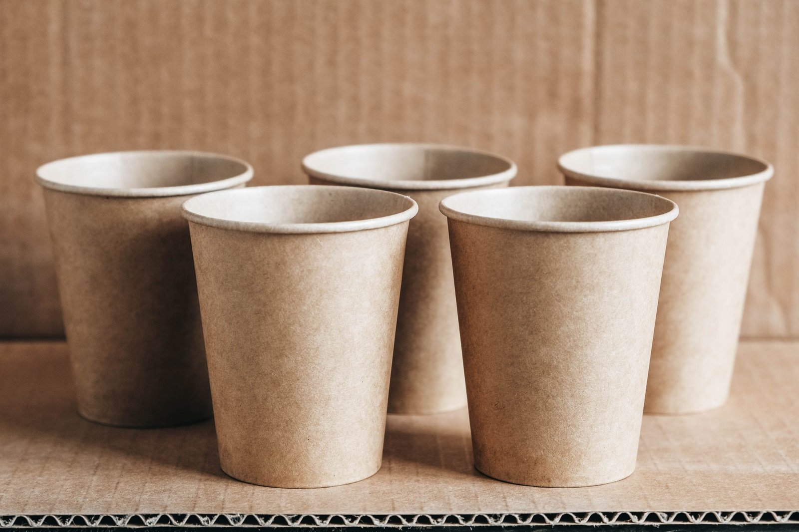 Greenpeace lanza campaña para alertar sobre el uso de vasos de papel para tomar café.