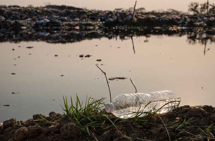 Barreras flotantes, la solución para eliminar los plásticos de los ríos de Ecuador.